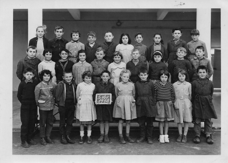 1958 ..l'école publique , la classe de Mme Lofficial....J'y étais !!!!!!!Première année de classe filles/garçons !! - Moëlan-sur-Mer