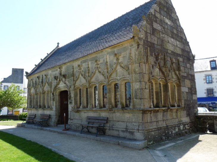 Dans l'enclos paroissial - Pleyben