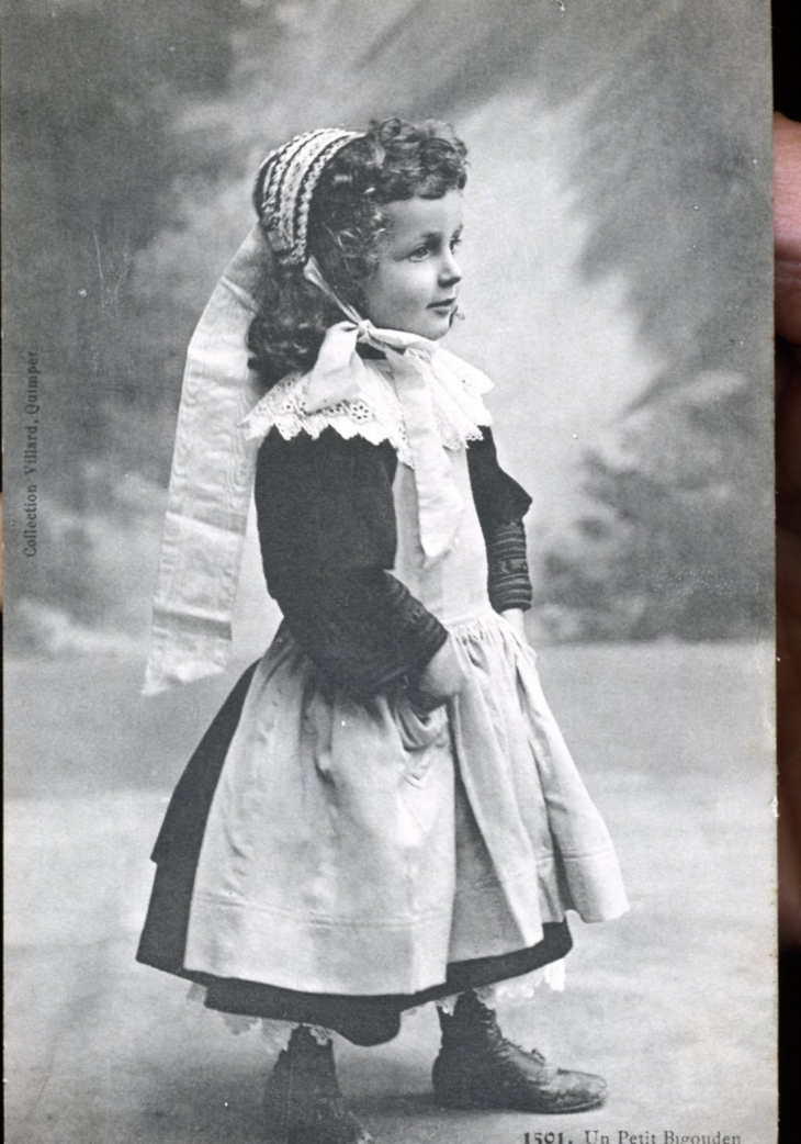 Un Petit Bigouden, vers 1920 (carte postale ancienne). - Plogastel-Saint-Germain