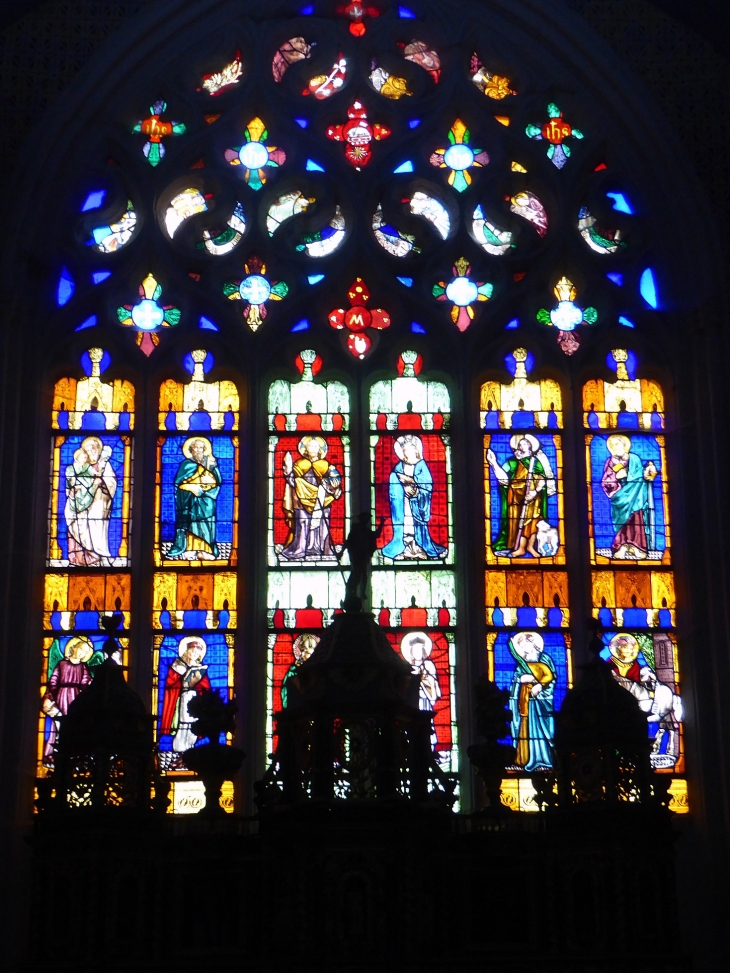 Le vitrail derrière l'autel - Plougasnou