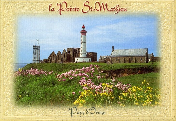 La pointe Saint-Mathieu - De Gauche à droite -le sémaphore (1905), les ruines de l'abbaye gothique, le phare (1835), la chapelle Saint-Jean (XV°-XVI°) - (carte postale de 1990) - Plougonvelin