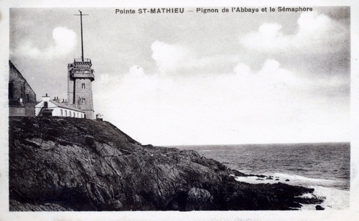 Pointe Saint Mathieu - Pignon de l'Abbaye et le Sémaphore, vers 1920 (carte postale ancienne). - Plougonvelin