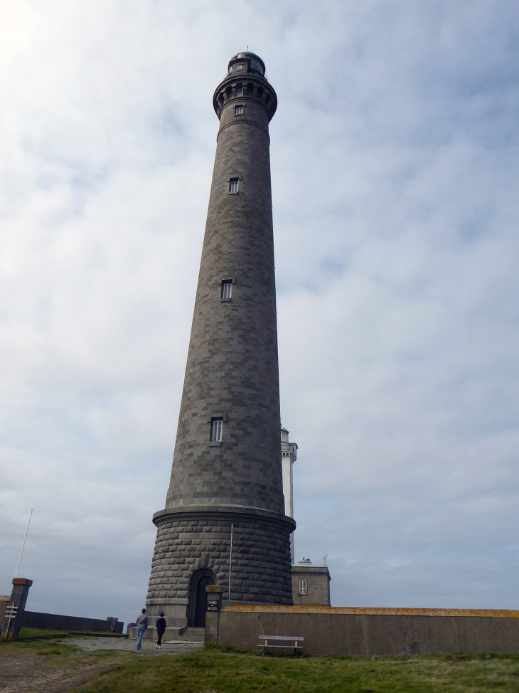 L'île vierge : au pied du plus haut phare d'Europe - Plouguerneau