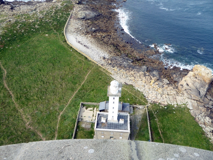 L'île vierge : vue du sommet du phare sur le phare de 1845 et la maison des gardiens - Plouguerneau