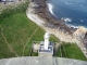l'île vierge : vue du sommet du phare sur le phare de 1845 et la maison des gardiens