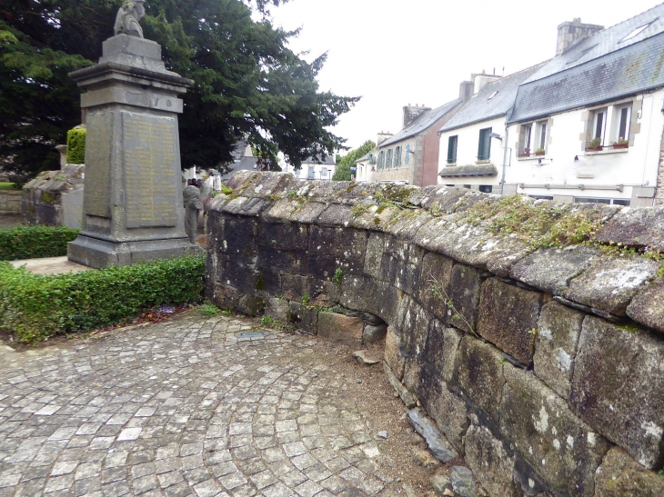 Le mur de l'enclos dans la rue principale - Plourin-lès-Morlaix