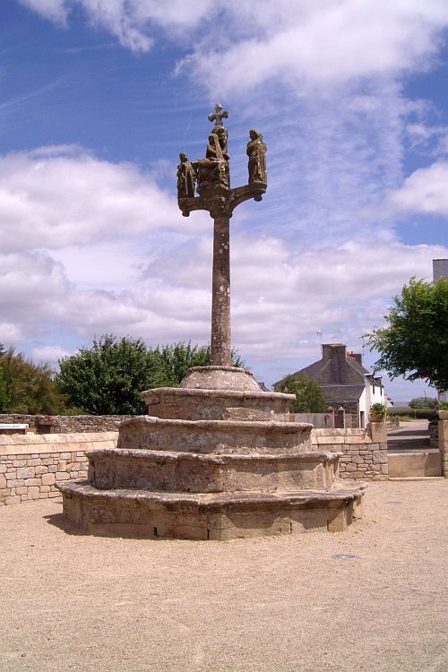 Le calvaire près de l' église à Plovan.