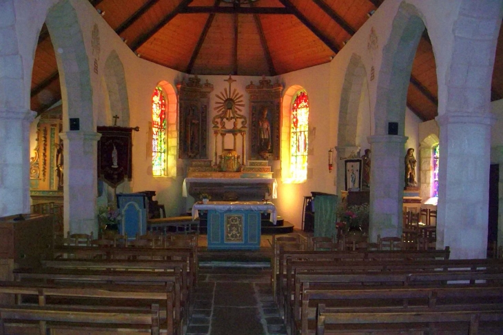 L' intérieur de l' église à Plovan.