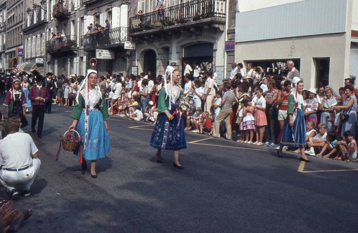 Le festival de cornouaille, costume de Plougastel Daoulas - Quimper