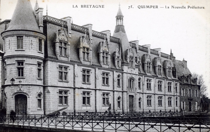 La nouvelle Préfecture, vers 1920 (carte postale ancienne). - Quimper