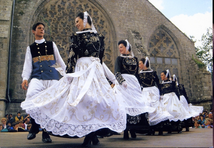 Ensemble Eostiged ar Stangala (carte postale). - Quimper