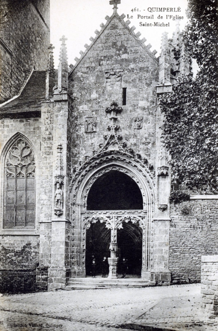 Le portail de l'église Saint Michel, vers 1920 (carte postale ancienne). - Quimperlé