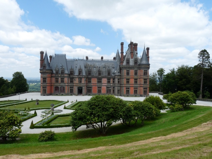 Le chateau , la chapelle et les dépendances du domaine de Trévarez - Saint-Goazec