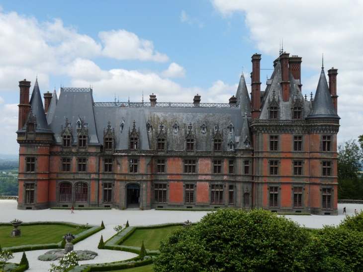 Le chateau , la chapelle et les dépendances du domaine de Trévarez - Saint-Goazec