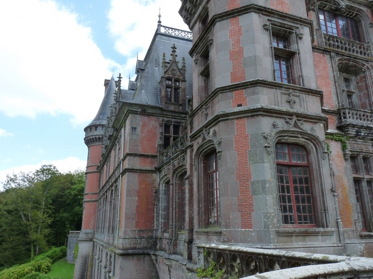 Le chateau , la chapelle et les dépendances du domaine de Trévarez - Saint-Goazec