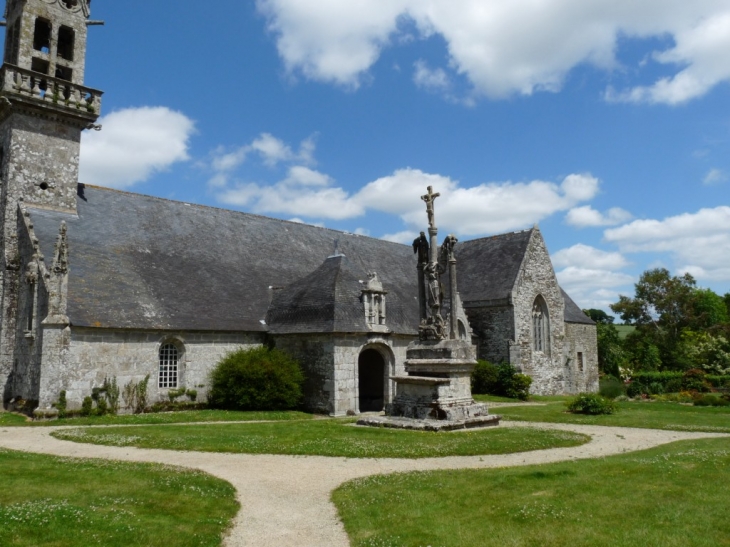 L'église et le calvaire - Saint-Hernin