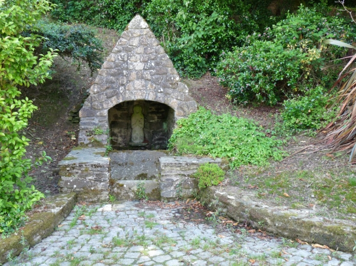 Une fontaine dans le village - Saint-Hernin
