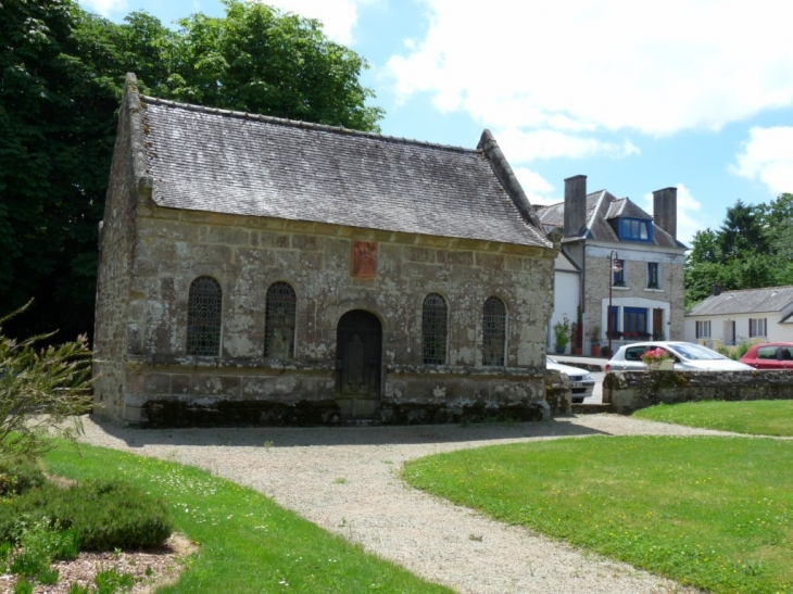 Autour de l'église - Saint-Hernin