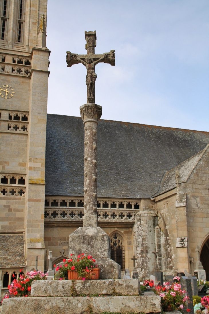 ;;église Saint-Jean-du-Doigt et Calvaire