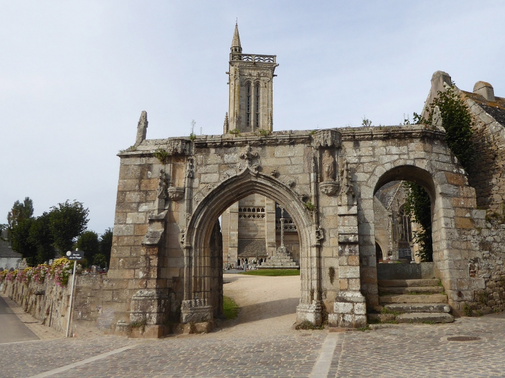 Arc de triomphe de l'enclos paroissial - Saint-Jean-du-Doigt