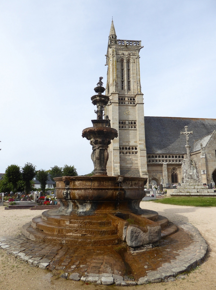 La fontaine devant l'église - Saint-Jean-du-Doigt