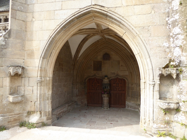 Le porche de l'église - Saint-Jean-du-Doigt