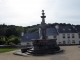Photo suivante de Saint-Jean-du-Doigt maison du village derrière la fontaine
