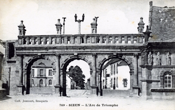 L'Arc de Triomphe, vers 1920 (carte postale ancienne). - Sizun