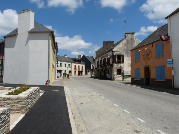 Une rue du village - Spézet