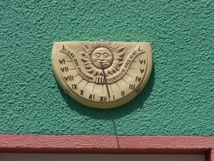 Un cadran solaire  sur la facade - Spézet