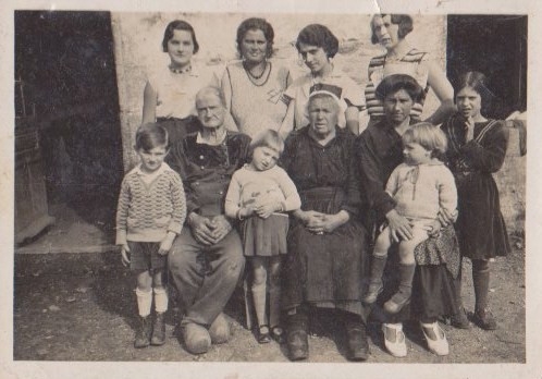 Famille HENRY (café) vers 1930 - Tréméven