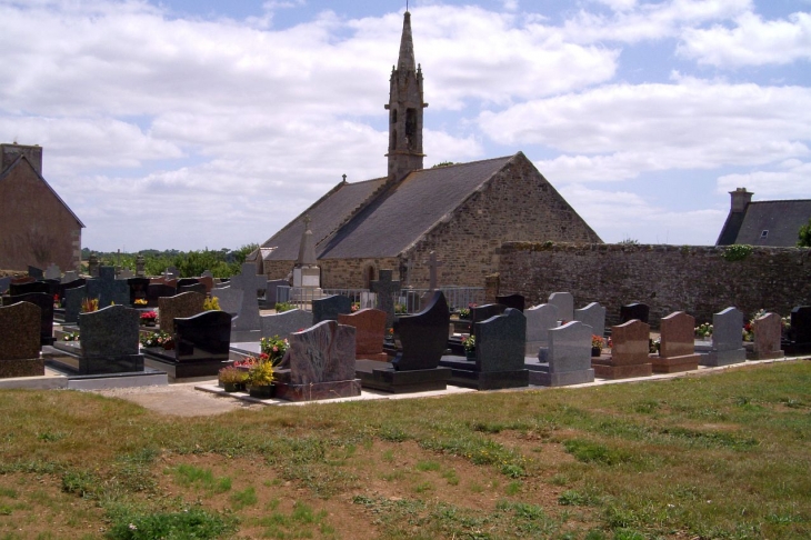 L' église et le cimetière de Tréogat.