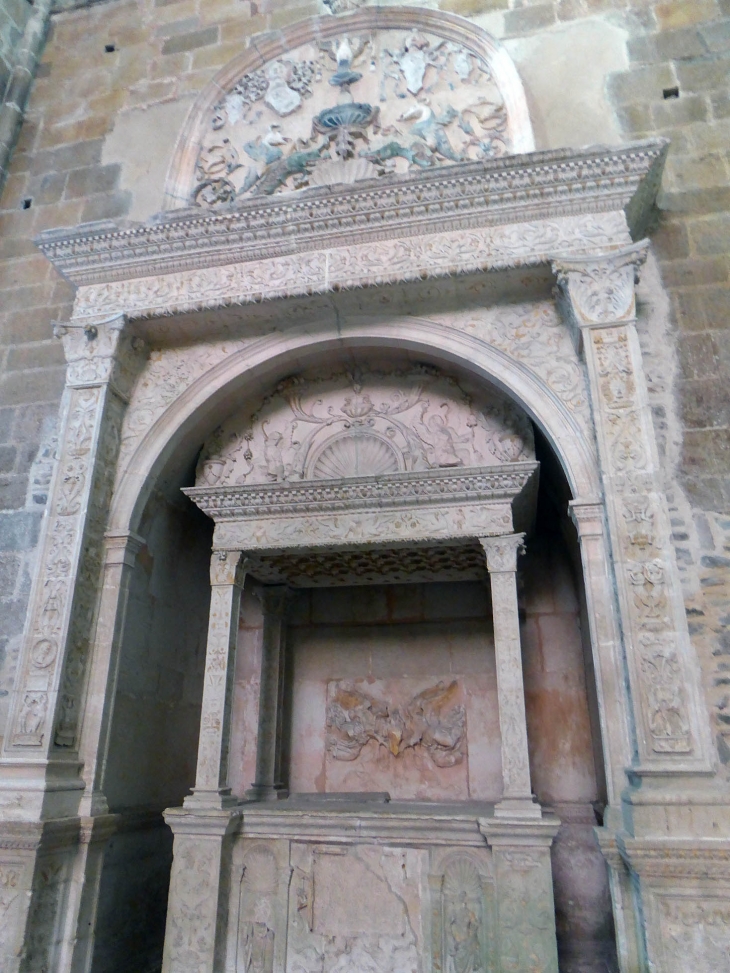 Dans l'église Saint Samson : tombeau de l'évêque Thomas James - Dol-de-Bretagne