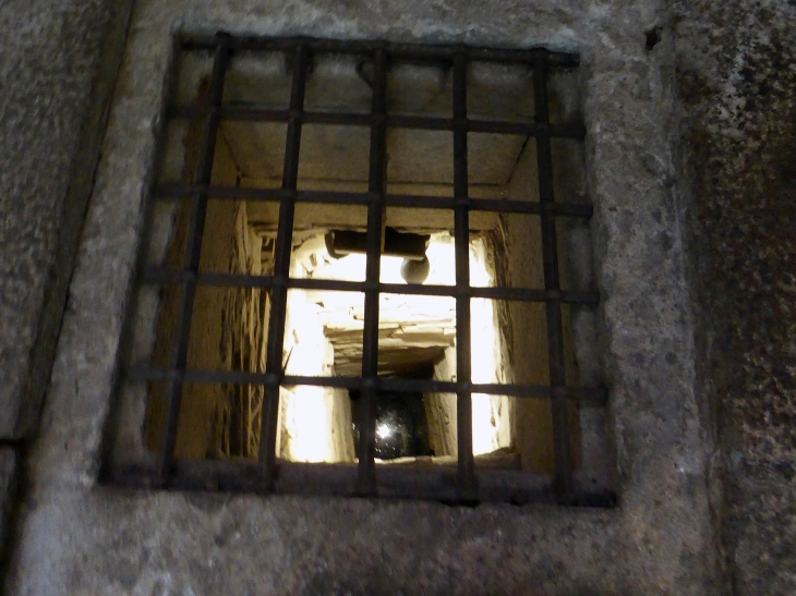 Dans l'église Saint Samson : puits - Dol-de-Bretagne