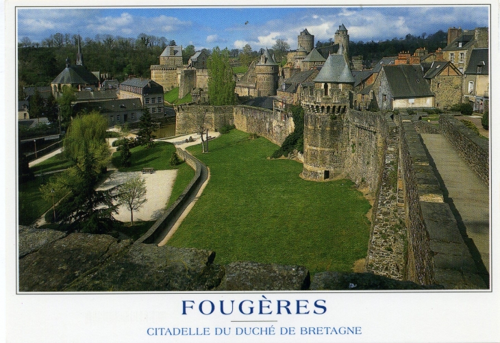 Le château XII° et XV° (carte postale de 1970) - Fougères
