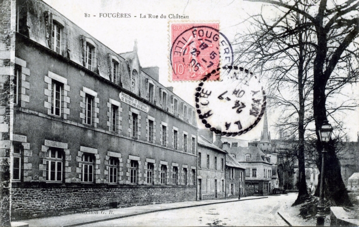 La Rue du Château, vers 1906 (carte postale ancienne). - Fougères