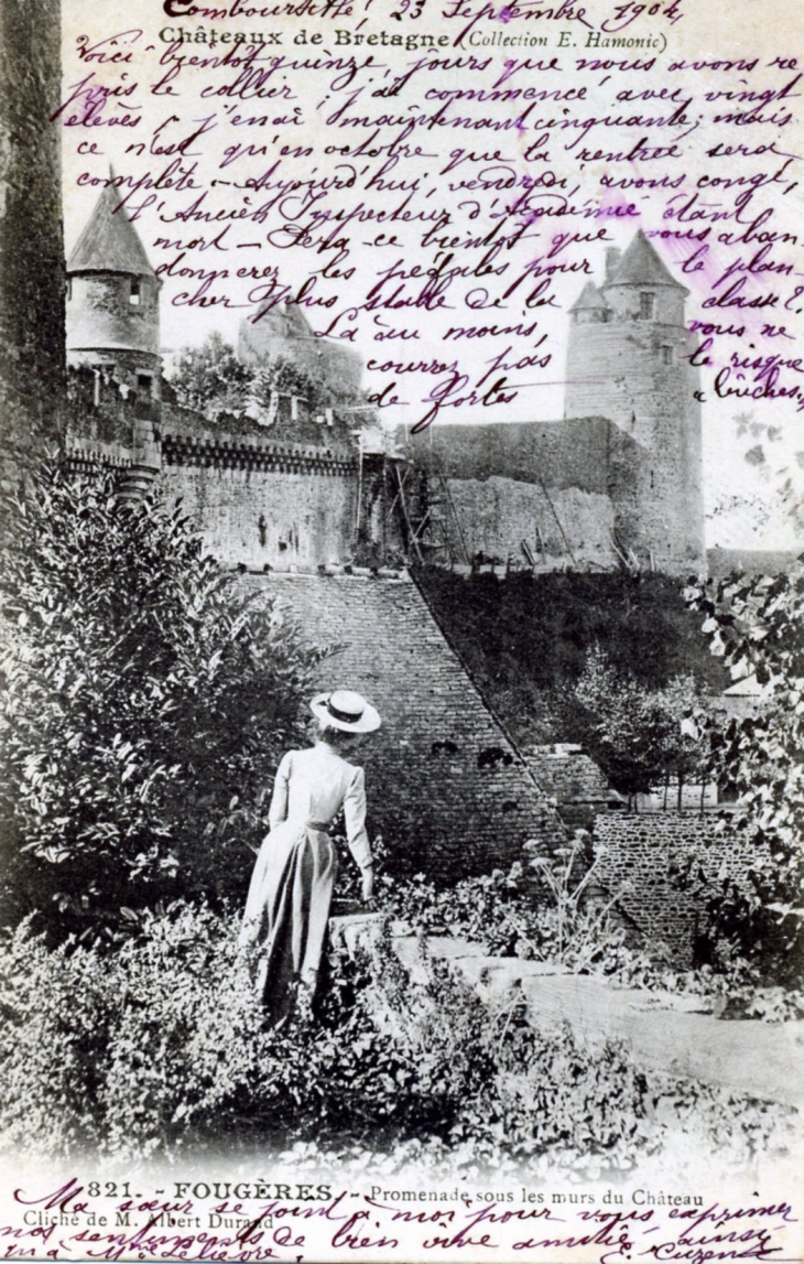 Promenade sous les murs du château, vers 1904 (carte postale ancienne). - Fougères