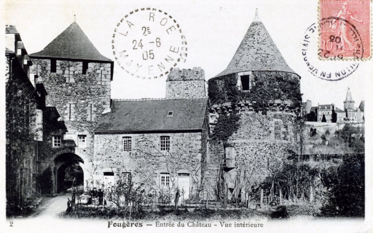 Entrée du château - Vue intérieure, vers 1905 (carte postale ancienne). - Fougères