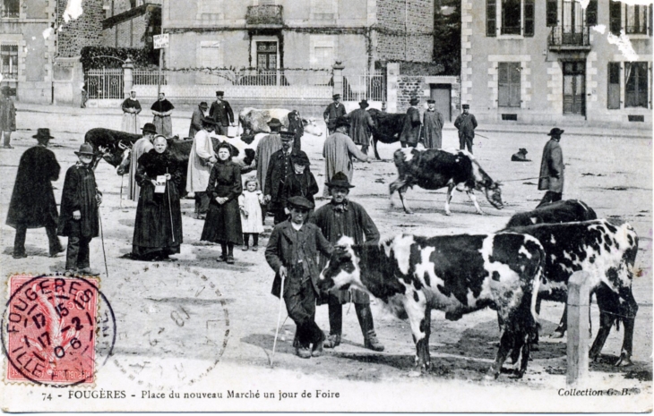 Place du nouveau marché un jour de foire, vers 1906 'carte postale ancienne). - Fougères