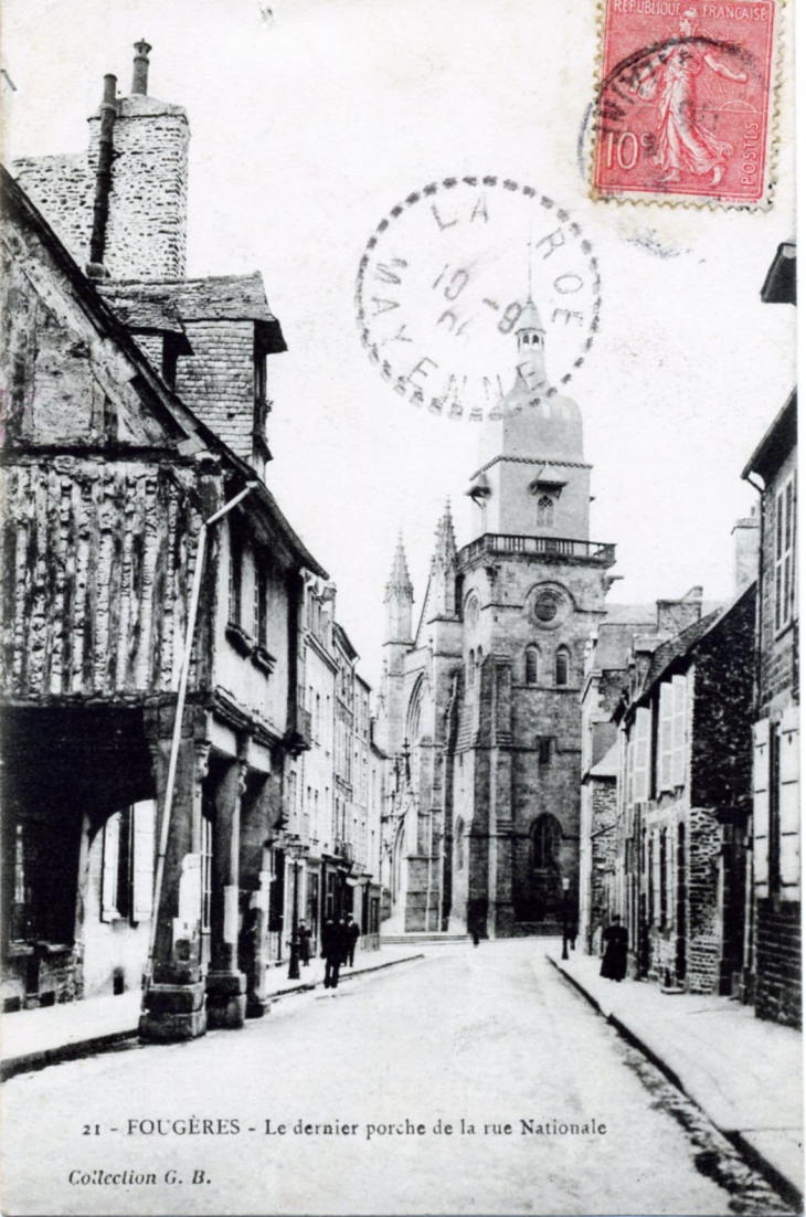 Le dernier porche de la rue Nationale, vers 1906 (carte postale ancienne). - Fougères