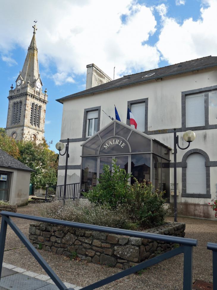L'église et la mairie - La Gouesnière