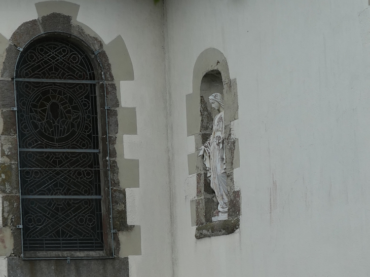 Vitrail et statue sir le mur de l'église - La Gouesnière