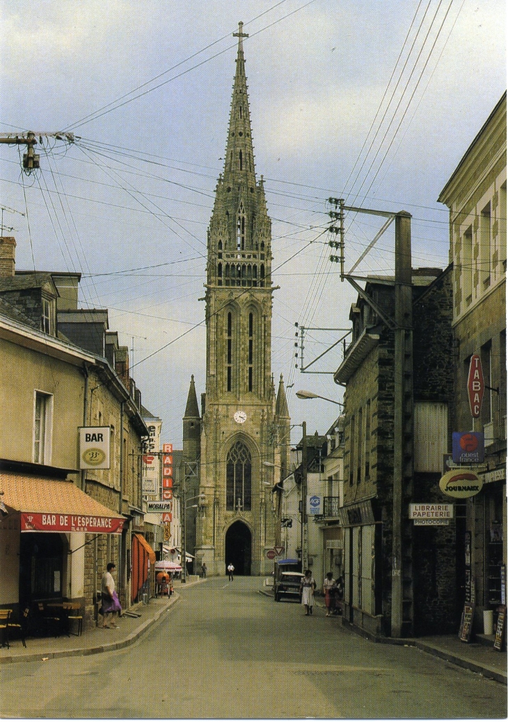 La rue Notre-dame de l'église (carte postale de 1980) - La Guerche-de-Bretagne