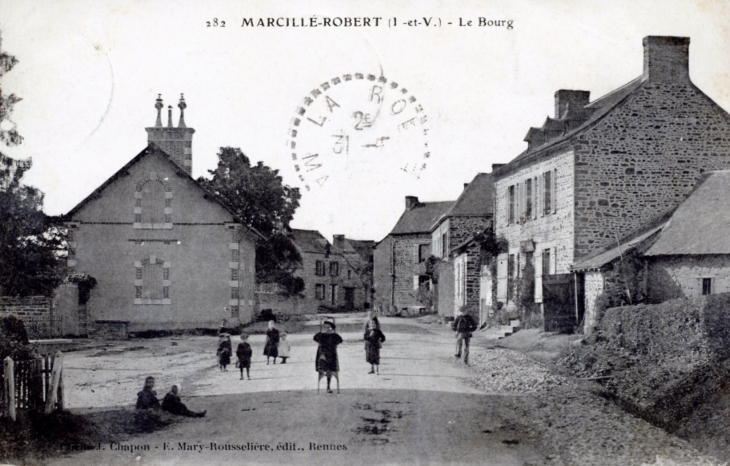 Le Bourg, vers 1905 (carte postale ancienne). - Marcillé-Robert