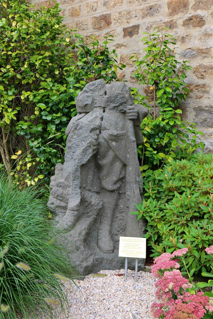 Statue du poilu en partie détruite lors des bombardements de août 1944 - Pleurtuit
