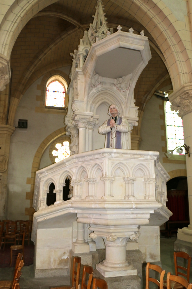 Le devant de la chaire à prêcher, sculptée en tuffeau - Pleurtuit