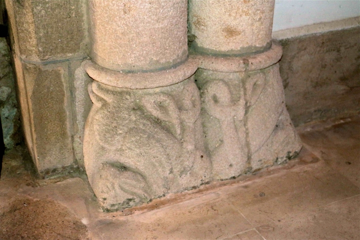 Eglise Saint Pierre : pied de colonne sculpté - Pleurtuit