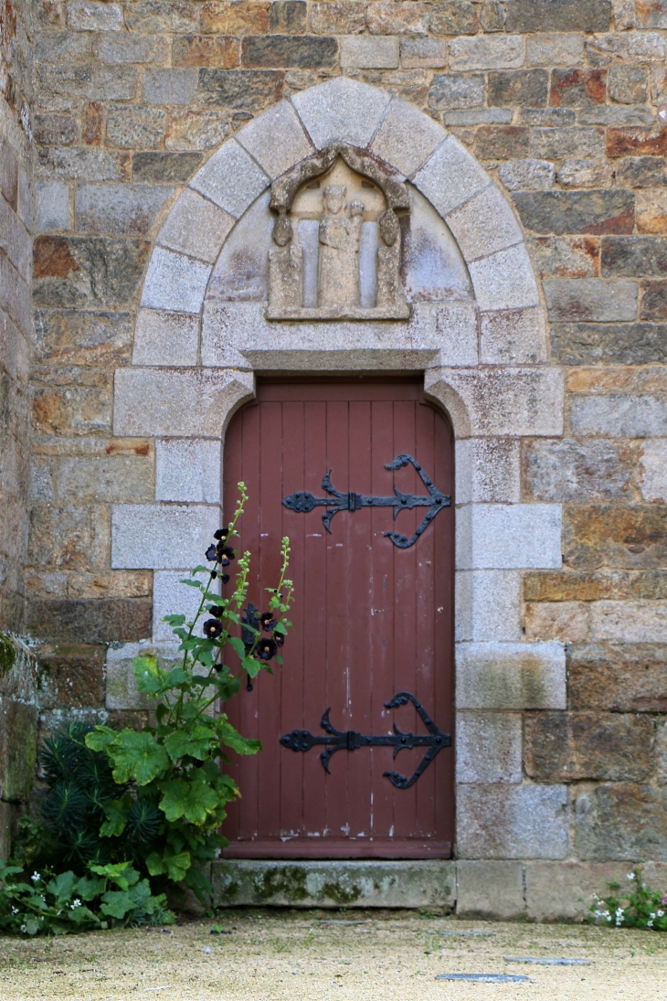 Petite porte de la façade ouest de l'église Saint Pierre - Pleurtuit