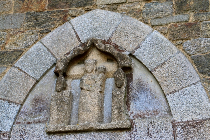 Eglise Saint Pierre : détail sculpture au dessus de la petite porte - Pleurtuit