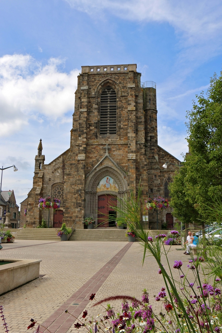 L'église Saint Pierre. Dessinée en 1867 et réaliée après la guerre de 1870. plusieurs éléments du XIIe et XIVe siècle provenant de l'ancienne église ont été réemployés. - Pleurtuit